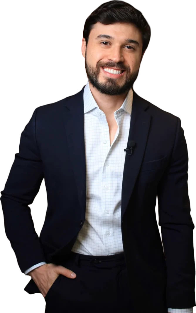 Dr. Leonardo, médico nutrólogo, de terno escuro, sorrindo